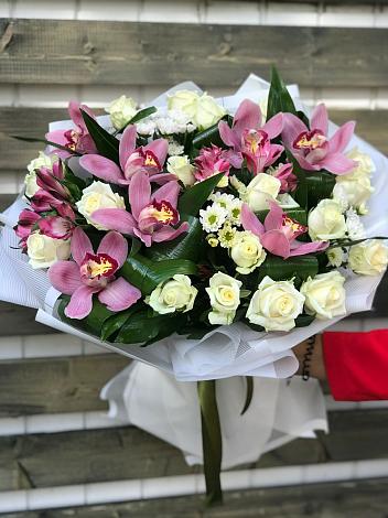 Букет цветов из: Розы и Хризантемы в Лаишево