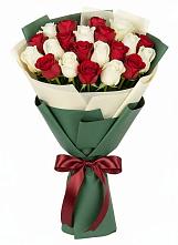 Букет Микс из красных и белых роз в Лаишево