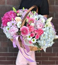 Цветочная композиция из Розы, Хризантемы, Пионы и Лизиантусы в корзине в Лаишево