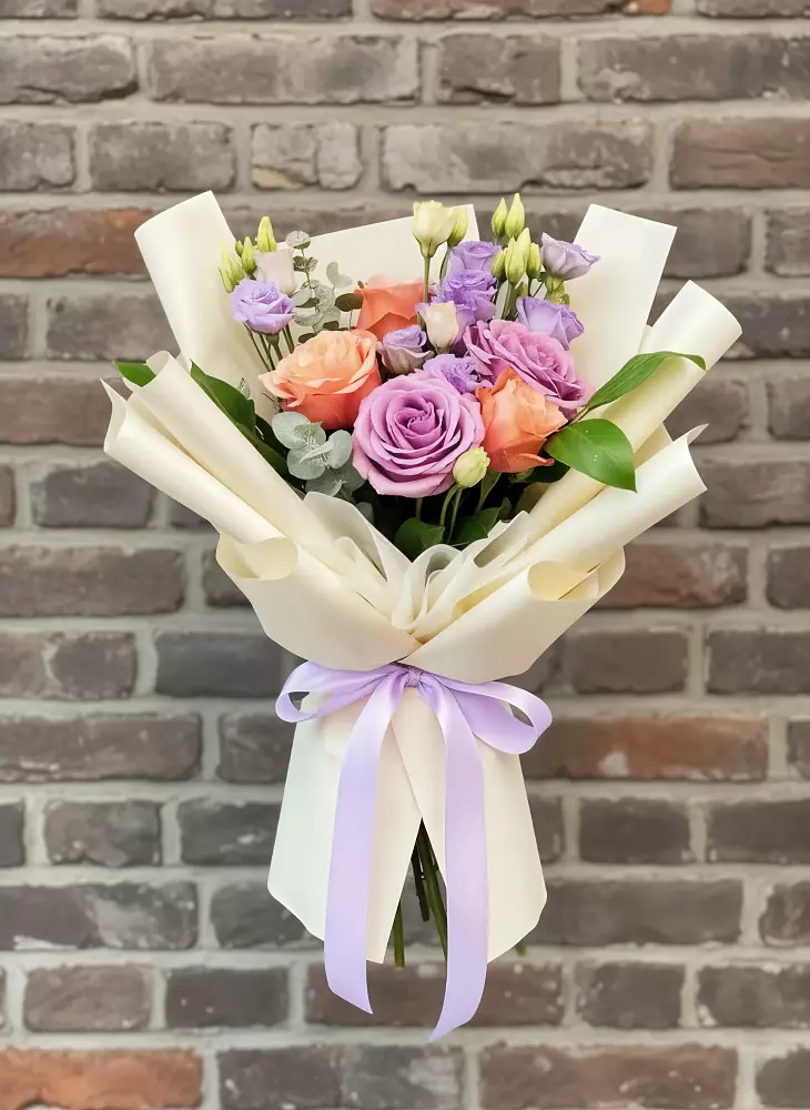 Букет цветов из: Лизиантусы и Розы в Лаишево