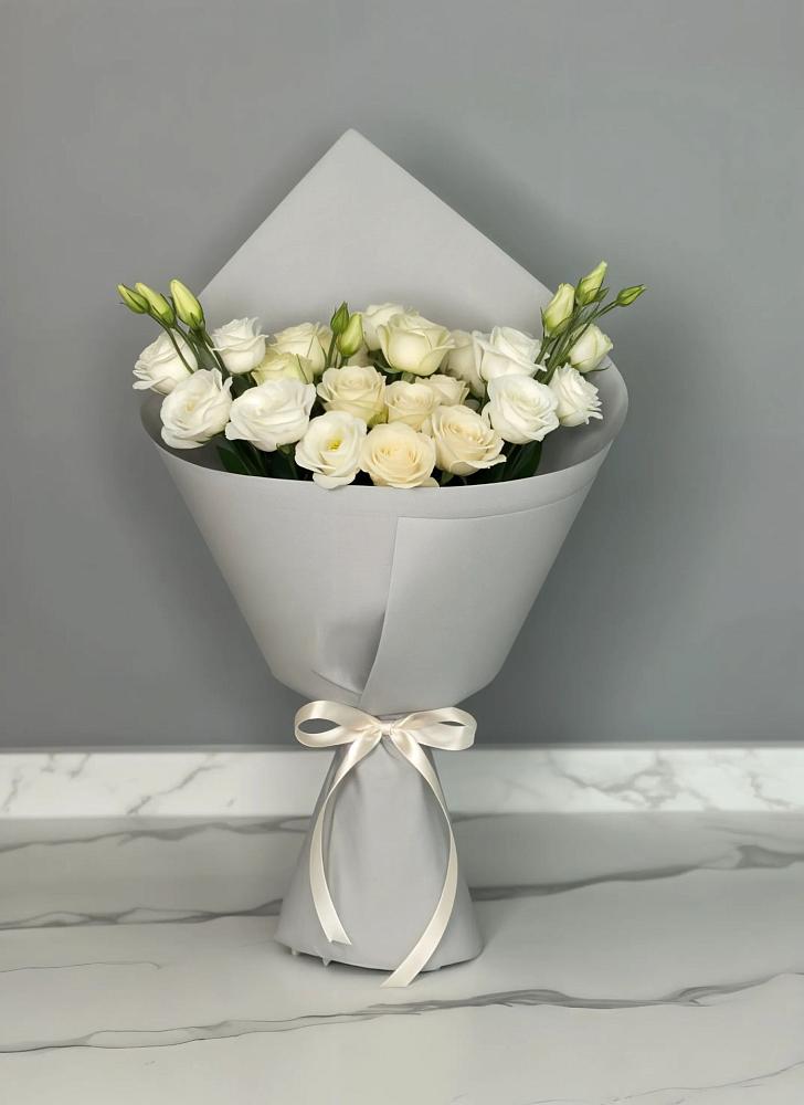 Букет цветов из: Розы и Лизиантусы в Лаишево