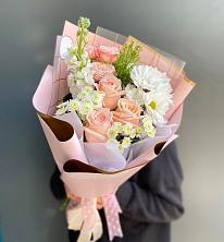 Букет цветов из:  Хризантемы и Розы в Лаишево