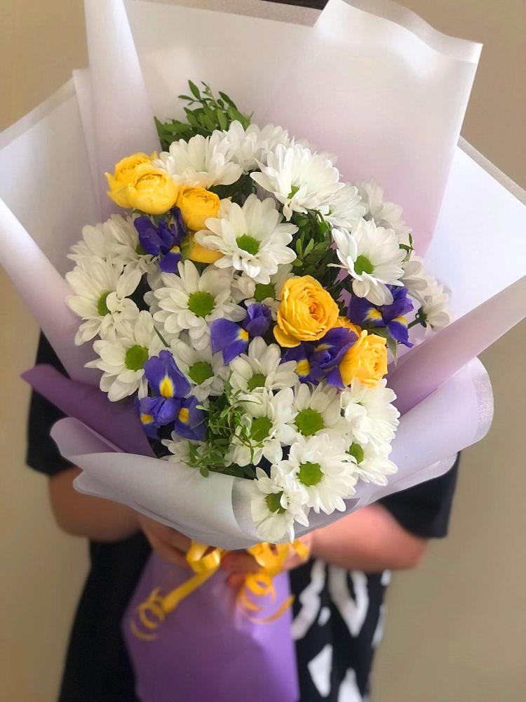 Букет цветов из: Ирисы, Хризантемы и Розы в Лаишево