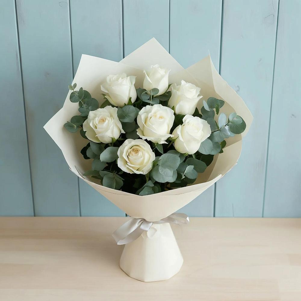 Букет Белые розы в Эвкалипте в Лаишево