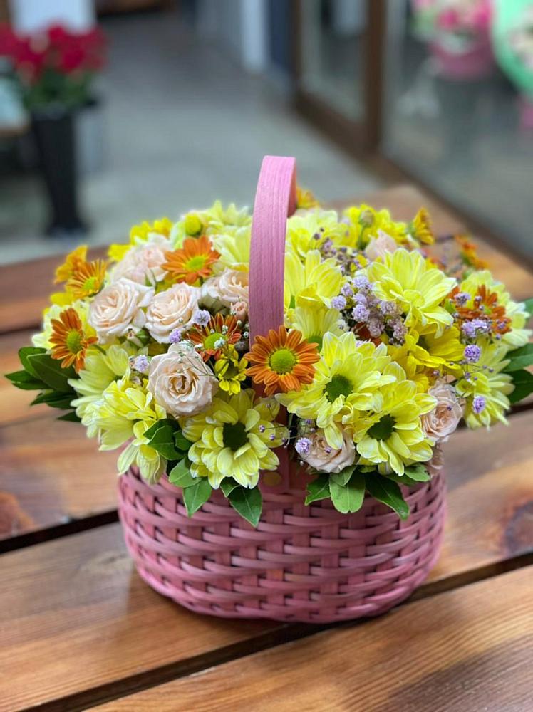 Цветочная композиция из Хризантемы и Розы в корзине в Лаишево