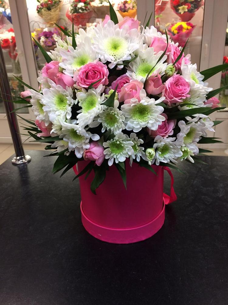 Цветочная композиция из Розы и Хризантемы в шляпной коробке в Лаишево