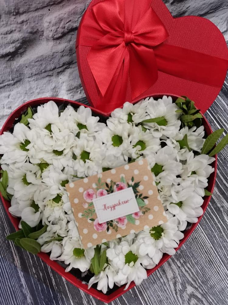 Цветочная композиция из Хризантемы в виде сердца в Лаишево